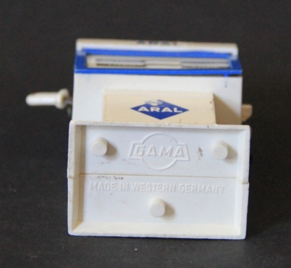 Gama BV Aral Gaspump1965 Plasticmodell with Frictiondrive (6601)