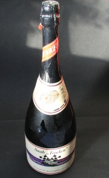 Saab 9000 Sektflasche 1986 "Weltrekord Sekt 100.000 km Talladega USA" Henkel (6878)